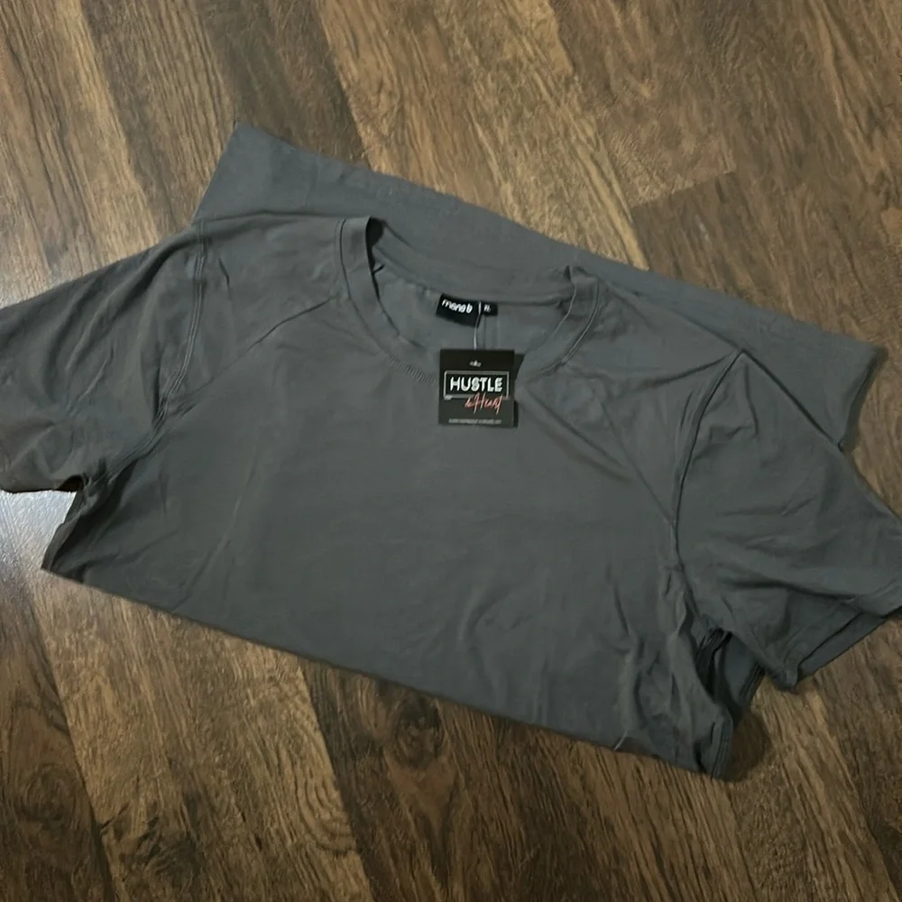 NWT MONO B Men’s Classic Crew Active‎ Tee in grey